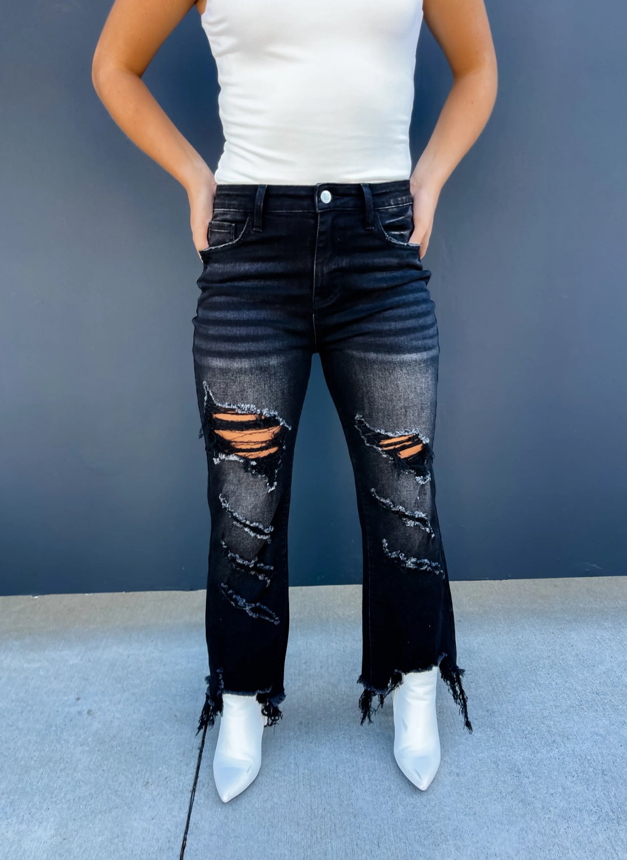 BLACK URBAN DISTRESSED CROP JEAN